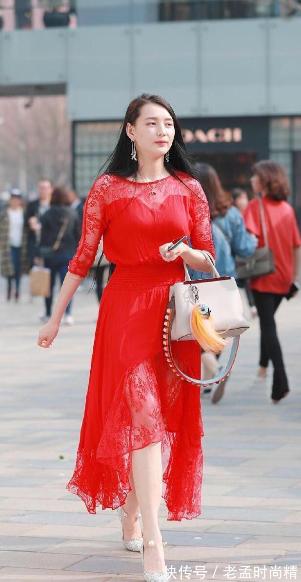 鹤立鸡群|美丽的红裙子喜庆又高贵,银色高跟鞋一穿,太迷人了!