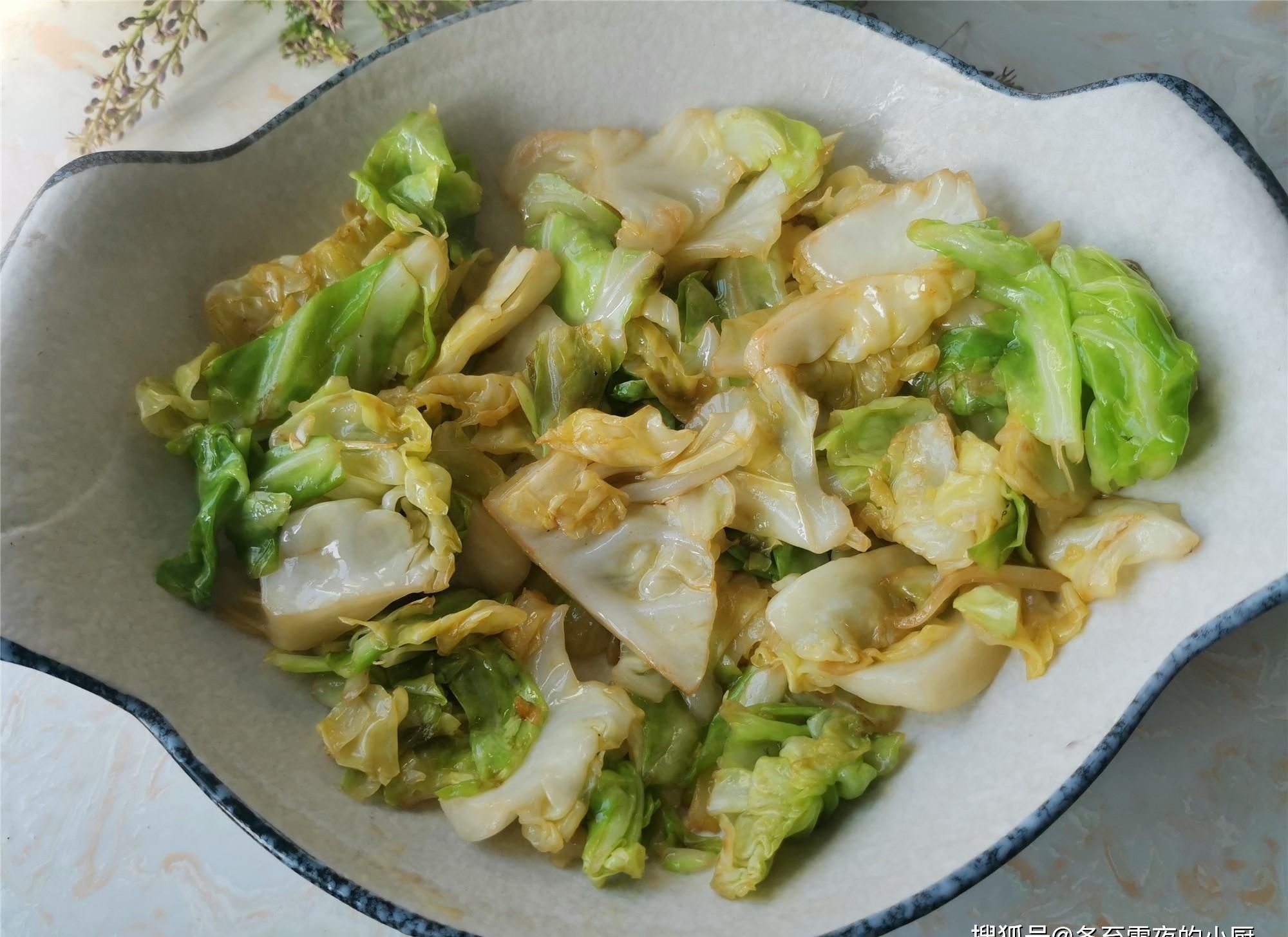 水煮干豆腐家常做法,包菜脆嫩,干豆腐劲道爽滑,不放肉也好吃