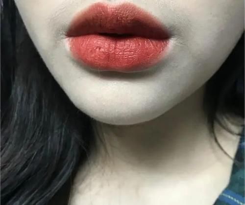 长期涂口红的女生，嘴巴这5个问题很明显，中两个就该注意了！