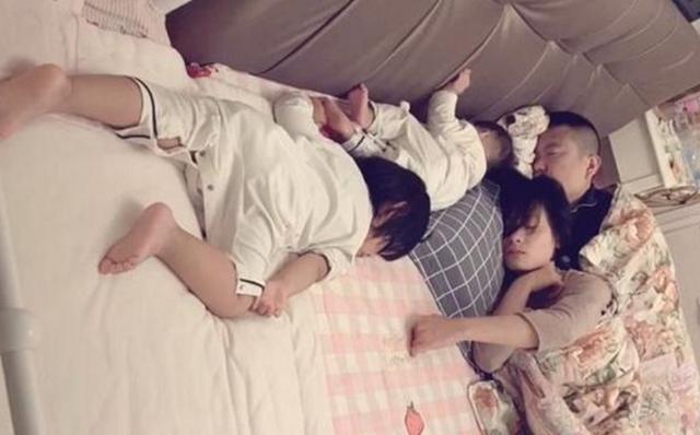 父母|一家四口睡觉的照片火出圈,网友笑翻:父母是真爱,孩子是意外