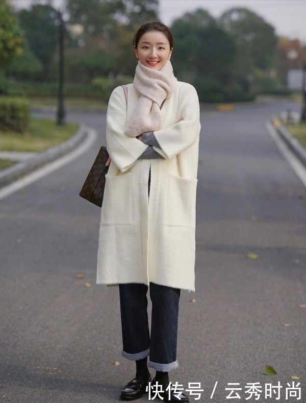 早春穿大衣更时髦,35岁以上的女人别乱穿,这组穿搭太优雅了