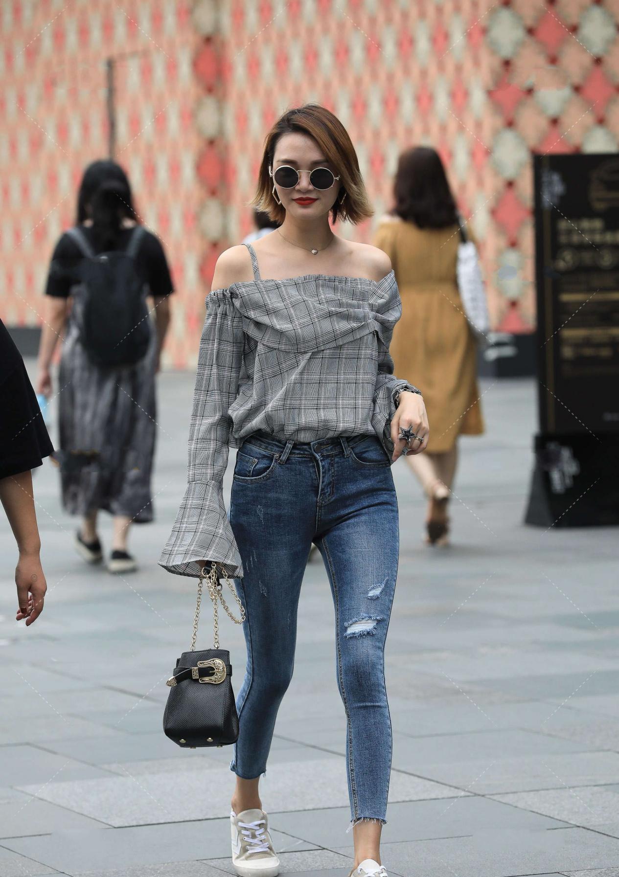 搭配|蓝色牛仔裤如何搭配才能与众不同？分享穿衣小妙招，轻松引领潮流