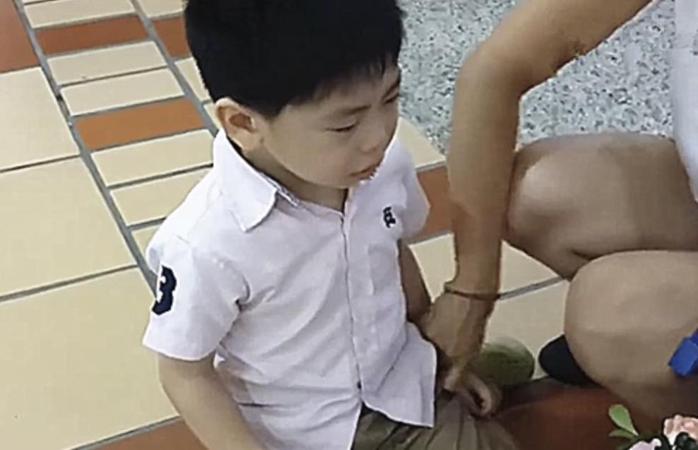 眼镜|8岁女孩打碎同学眼镜，妈妈不以为然，看到发票后瞬间怒了