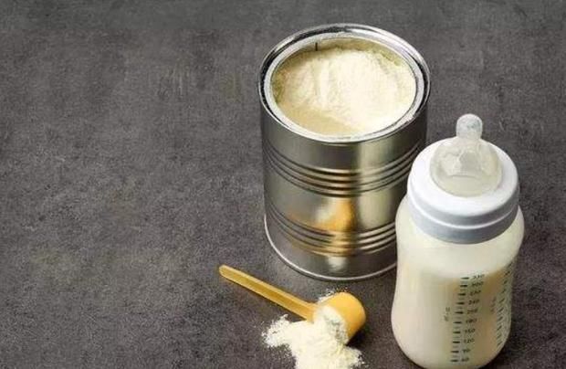 弟弟|双胞胎弟弟吃母乳,哥哥吃奶粉,5个月后差距明显,网友大呼心疼