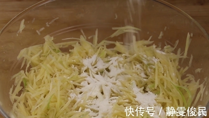 一个勺子|土豆不要炒着吃了,2分钟教你最新做法,金黄酥脆,比薯片还好吃