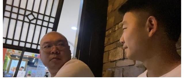 兒子|張鶴倫與兒子互動(dòng)，簡單的幾句對(duì)話，讓網(wǎng)友直呼小“墳王”來了