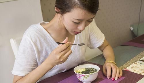 香香|为啥有些女性自带体香?香味是从哪儿来的?会随年龄消失吗?