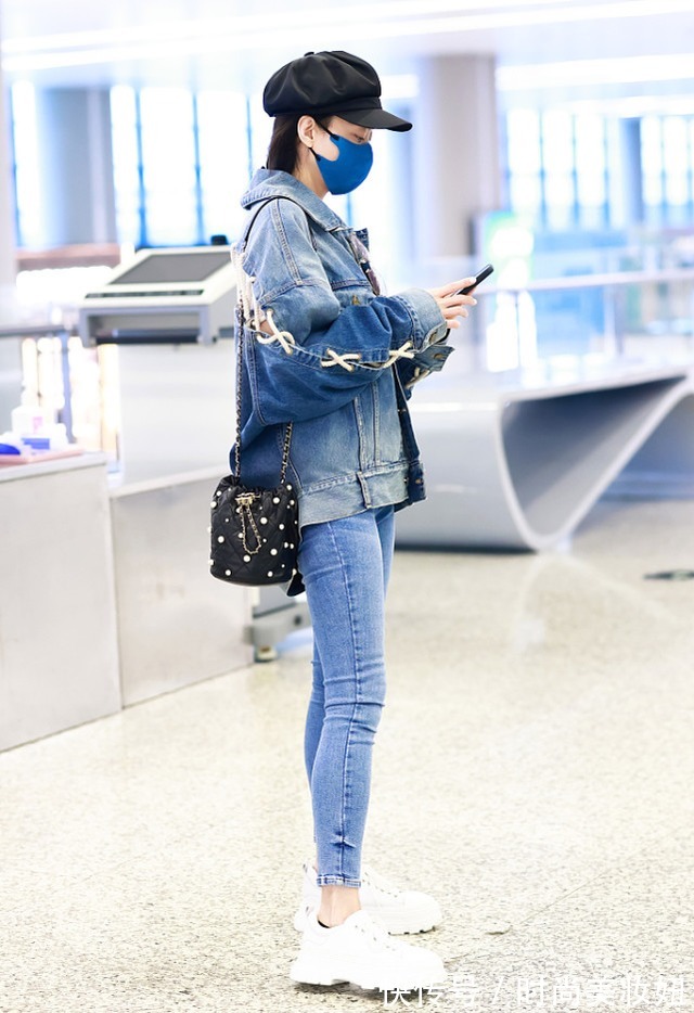 棒球服|霍汶希真的美出圈,穿绿夹克配牛仔裤走机场,颜值气质媲美大明星