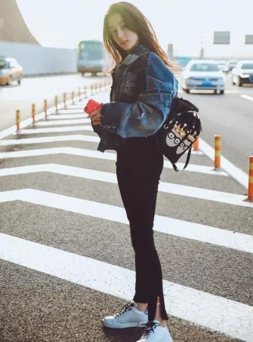 最近火了一条新裤子，叫：“开叉小脚裤”，时髦洋气又百搭