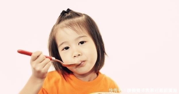 孩子|宝宝被阻止吃肉,脸很快拉了下来,舅舅在一旁哭笑不得