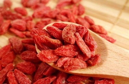 营养物质|晚上吃枸杞,胜过人参汤,教你2个方法,完全发挥枸杞最大功效