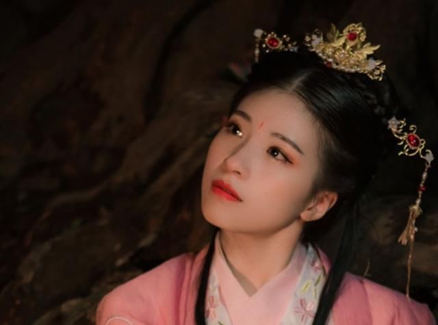 击败|击败《魔皇大管家》,沐潇三生一佳作爆红,9.8分强势夺榜一!