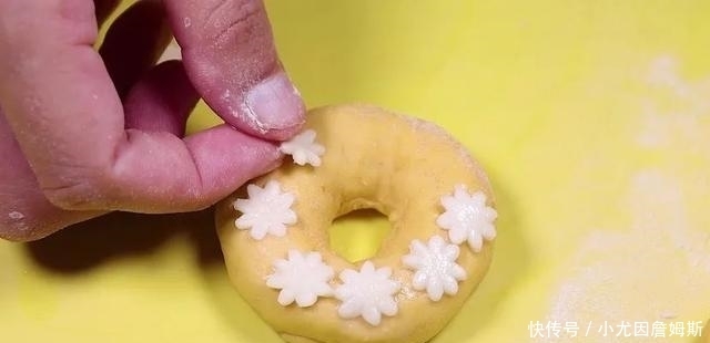 甜甜|甜甜圈最简单做法,不用烤箱不油炸,补钙好消化,比面包还好吃