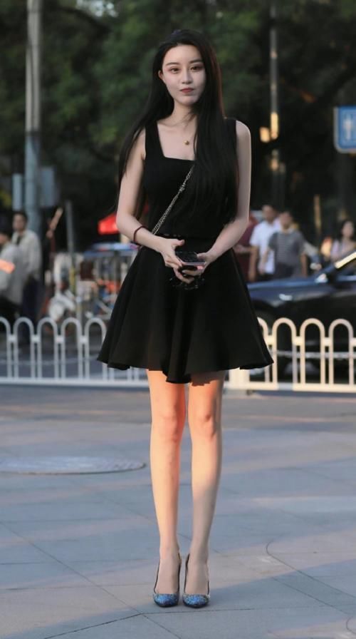 身穿|街拍:长相精致的小姐姐,身穿一件小黑裙,端庄典雅像一个小公主