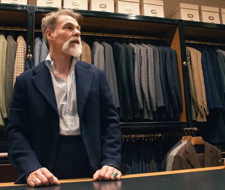 绅装博主有很多，但像 Simone Righi 这么“狂”的还真少见