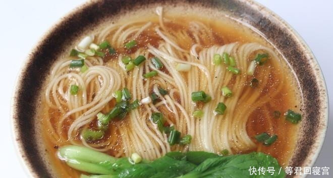 上桌|面条最好吃的做法,5分钟就能上桌,爽滑又劲道,我家一周吃3次