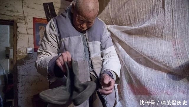 觉定法师：曾割肉救母，用双手修了一座寺庙，一件百衲衣穿43年