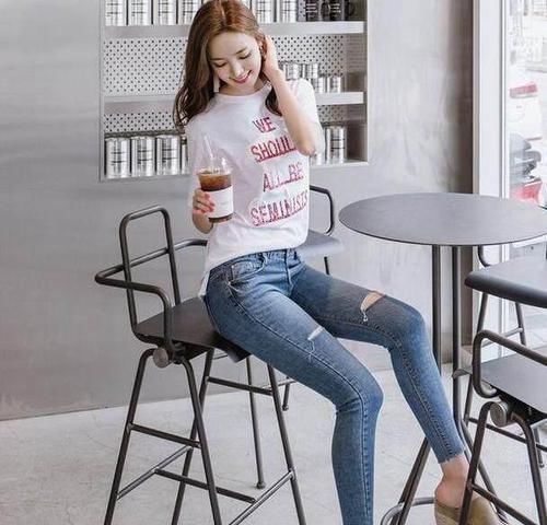  隐约|小姐姐爱穿破洞牛仔裤，隐约露出白皙的肤色，令人沉醉！