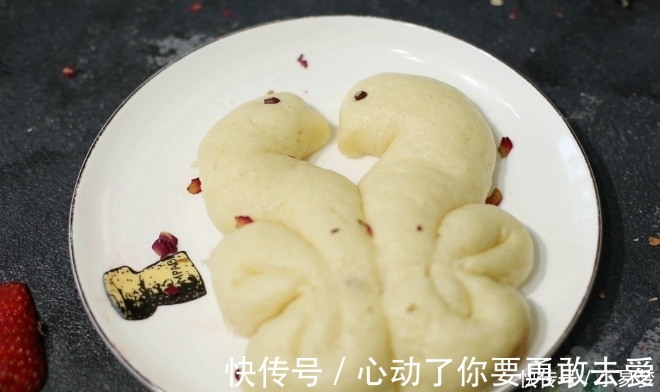 馒头吃了几十年,第一次如此做,出锅时女儿笑弯了腰,很清香蓬松