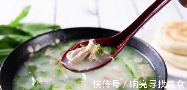 做羊汤时并不是什么料都放,几种调料即可,做出的羊汤更美味!