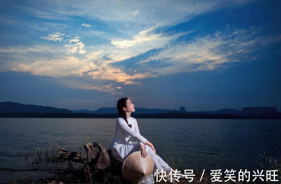 静依|回眸千里外,是谁的擦肩痴了岁月,载了思念?