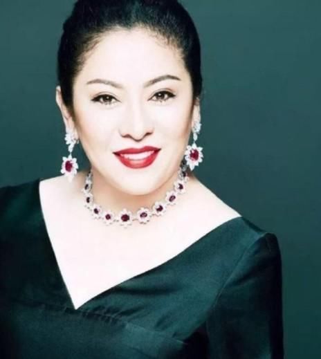 海蓝色$向太的奢华“珠宝收藏”,8600万项链是日常,这应该是鸡蛋