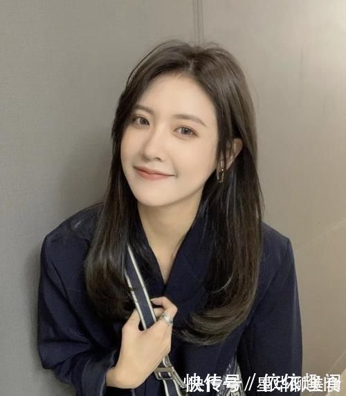 齐刘海 大圆脸“发型避雷”:齐刘海土气显脸大,大波浪让脖子更短