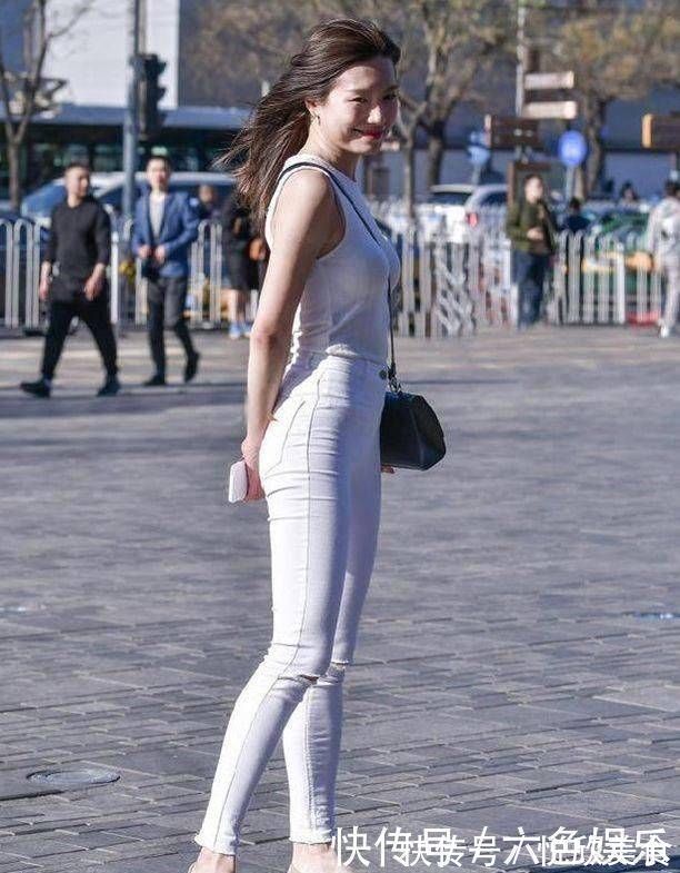 紧身衣 打底裤的装扮无论搭配什么外套都很好看,展现出女人的完美身材