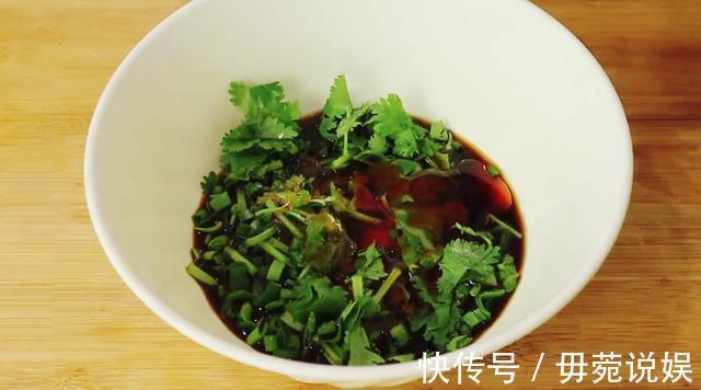 早晨就爱这样做面条，酸辣开胃，营养美味，5分钟搞定全家人早餐