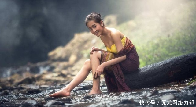 此国|此国趁着原来的祖国打仗时宣布独立，转而支持敌人，如今穷困潦倒