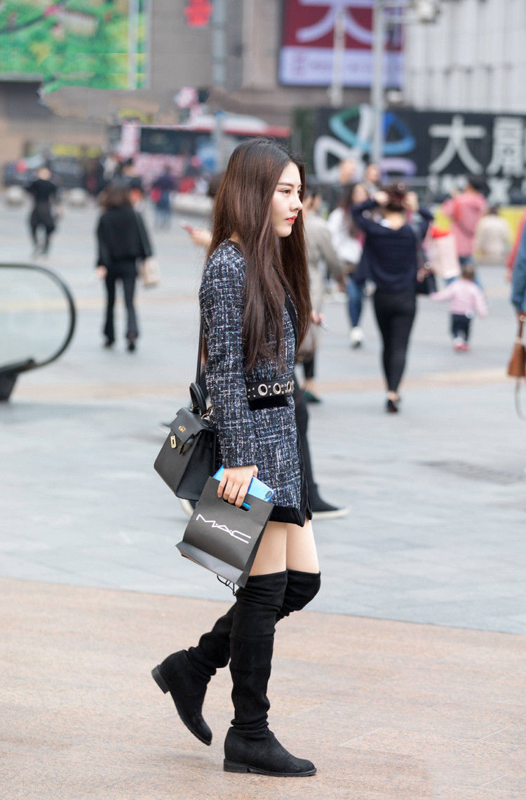 街拍：气场强大的美女，黑色超短裤加上黑色高跟靴，魅力十足！