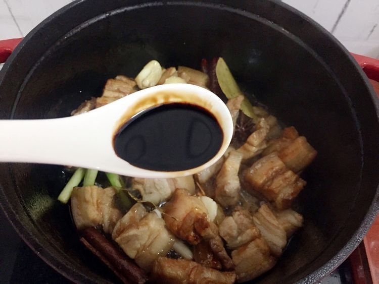 红烧肉不会做?这种做法我用了十几年,肥而不腻,上桌瞬间光盘