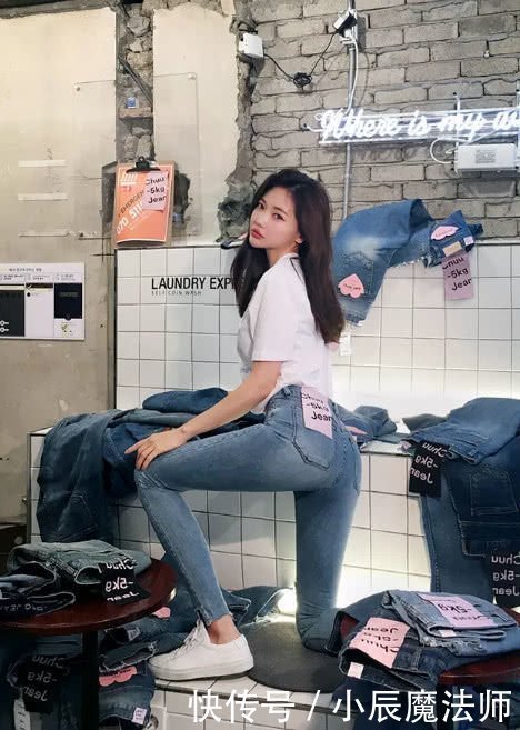 霓裳羽衣的牛仔裤,“烂大街”依旧潮流简约,让人瞬间气质爆棚