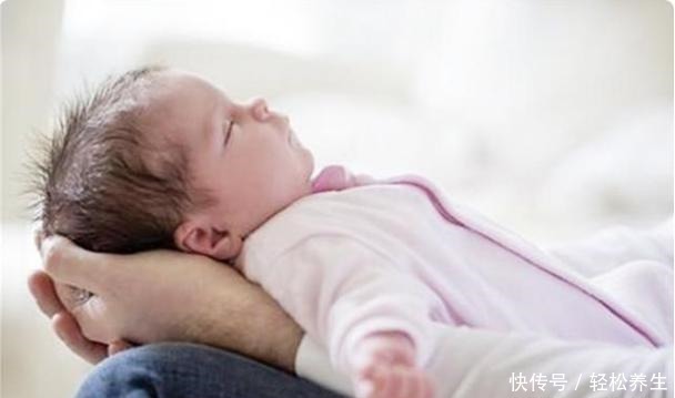 宝妈|新生儿是“多抱好”还是“多躺好”家长不用纠结，答案是这样的！