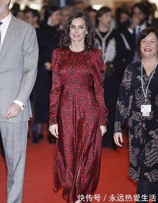 高跟鞋|西班牙王后要把印花连衣裙“带火”,配齐肩卷发,47岁美出新高度!