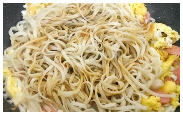 家常炒面条，千万不要直接入锅炒，多加1小步，出锅就被吃光光！