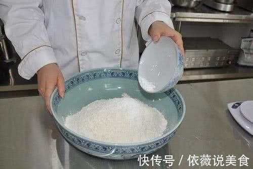 蒸馒头时放酵母就行了那你就错了！多加这一步，馒头又软又香