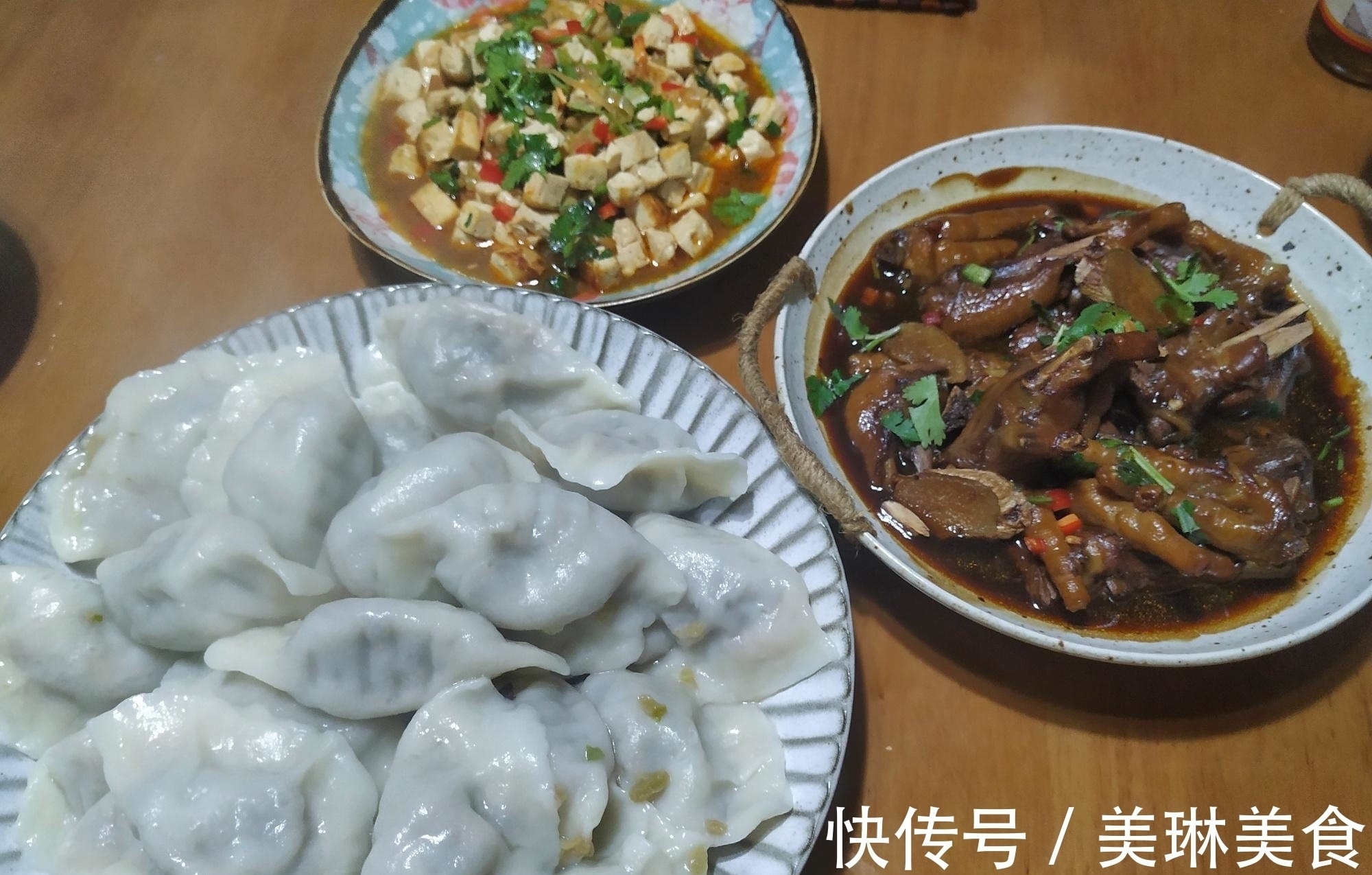 吃饺子搭配什么最过瘾？有人说是醋，有人说是辣椒，其实都错啦