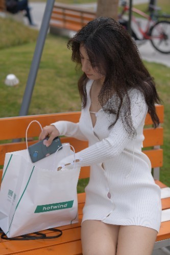 时尚女神 这裙子有特色,时尚女神穿它正合适,性感又大气