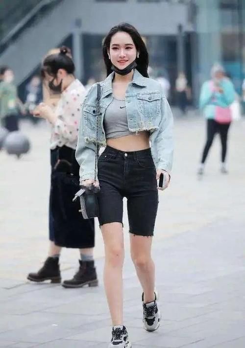 吊带|时尚裤子搭配粉色吊带，时尚好看，日常色彩穿搭