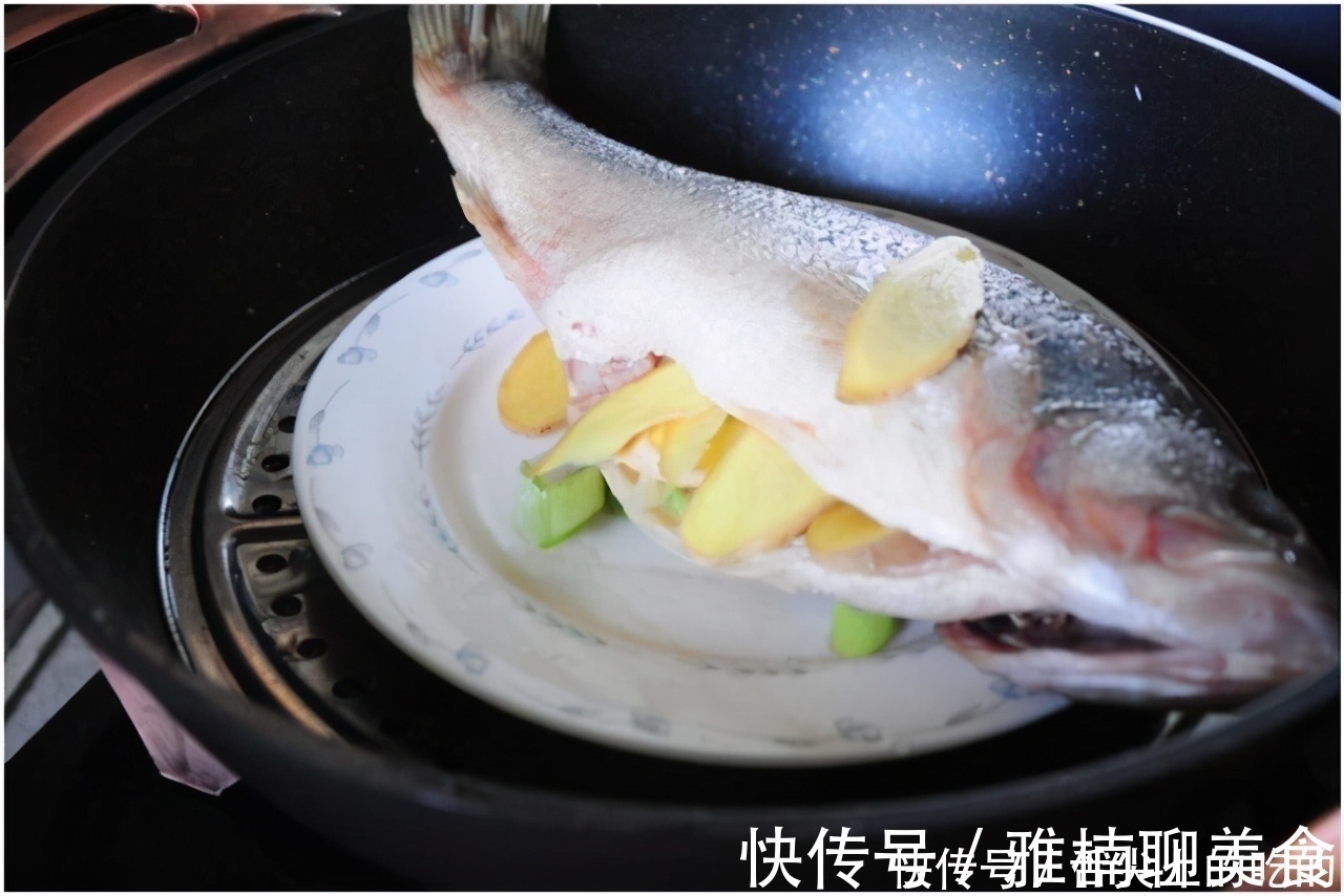 不管蒸什么鱼，不用抹盐，只要多加“这1步”，又香又嫩又不腥