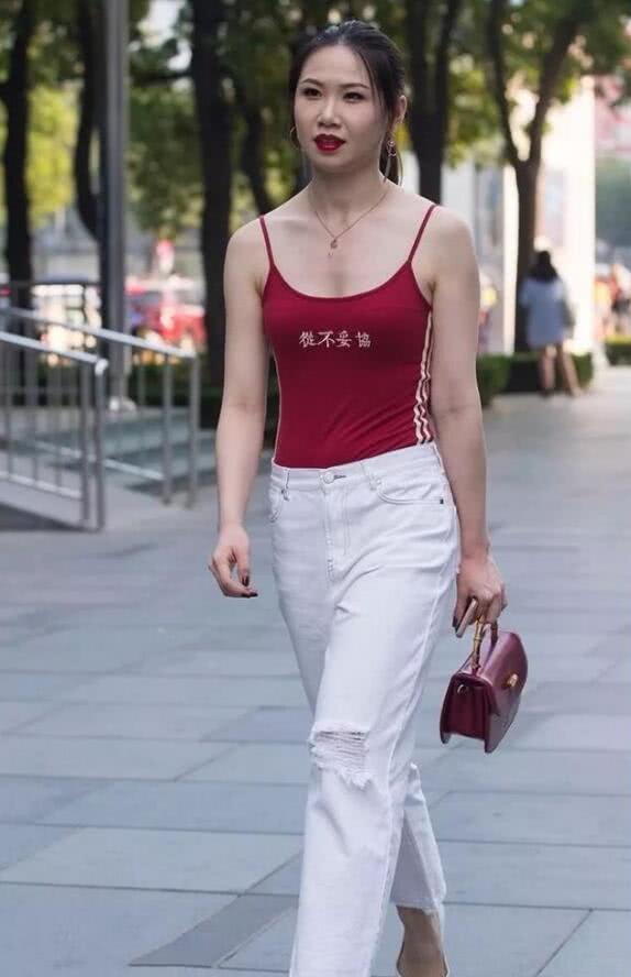 小姐姐|街拍穿红色吊带背心的小姐姐，强大的气质让人生畏