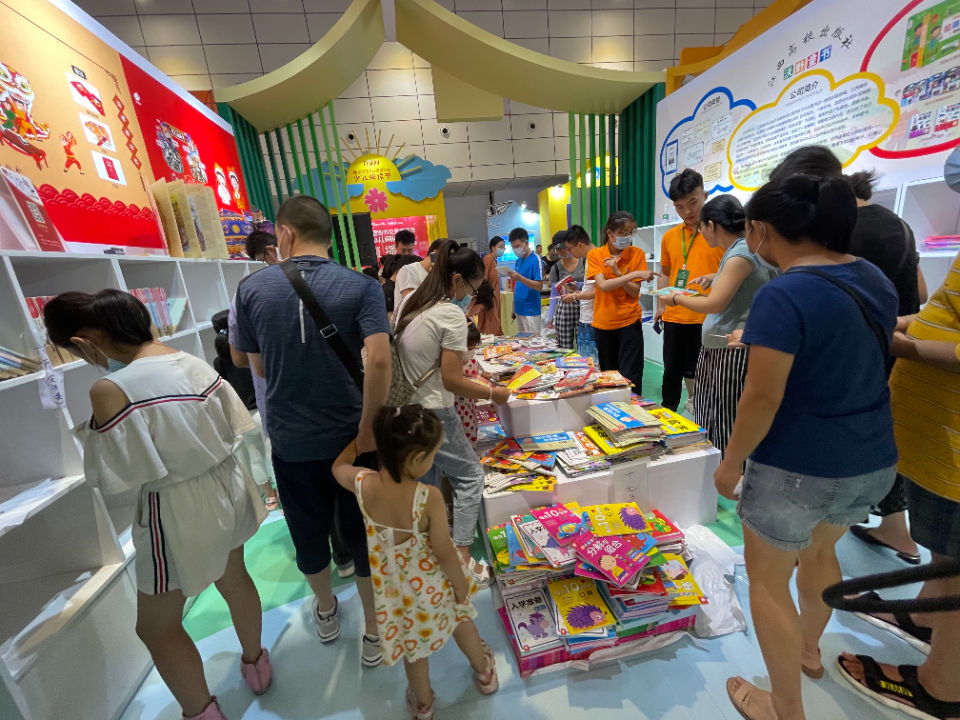 书博会|书博会倒数第二天，市民乐享好书历史最低价，图书都卖疯了