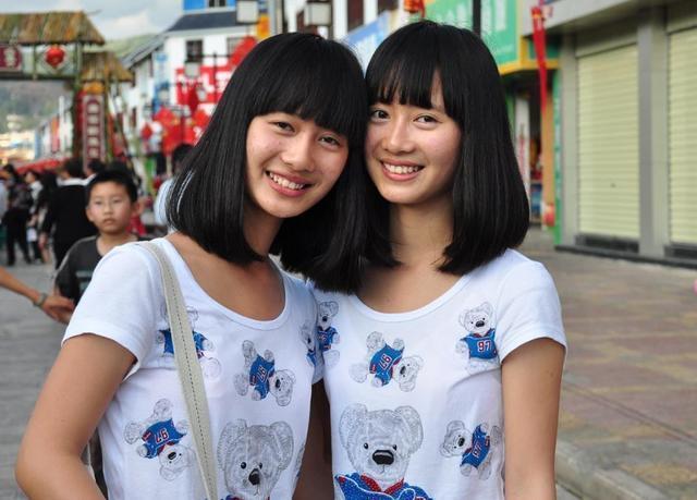 重逢|走散20年的双胞胎姐妹,再度重逢却差距悬殊,不似姐妹更像母女