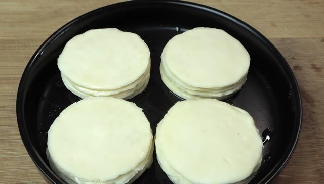 饺子皮别包饺子了,试试这种特色做法,一卷一烙,出锅被抢光