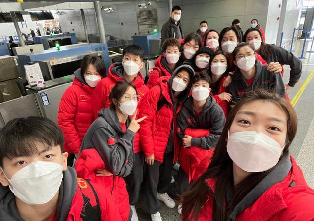 塞尔维亚|姚明督战!中国女篮出征塞尔维亚,4天3战,双塔优势太明显了