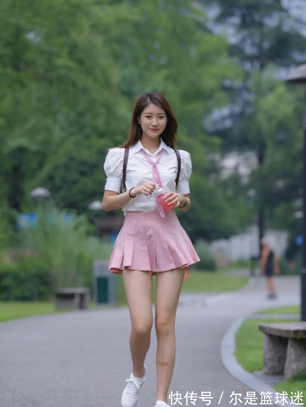 衬衣 白色淑女款衬衣,搭配时尚百褶半身裙,温柔青春造型绝美!