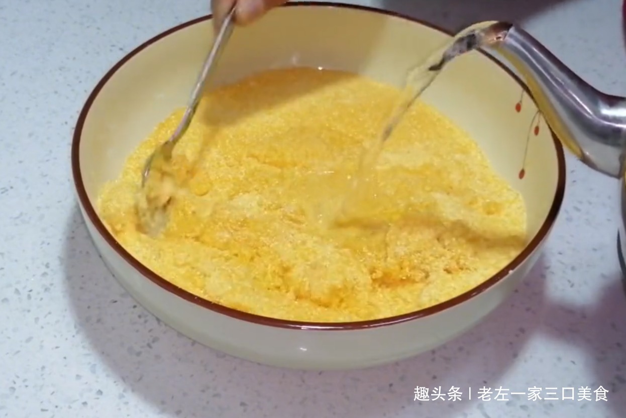老左教你玉米面窝窝头的正确做法,一次5个都不够吃,太香了