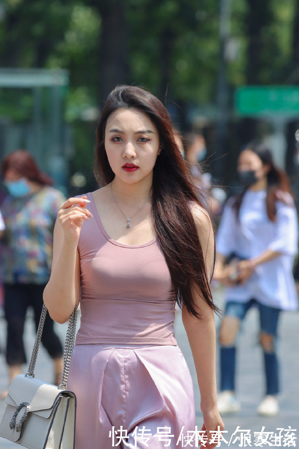 小姐姐|清新又减龄的粉色搭配,背心配阔腿裤,时髦又高级让美丽脱颖而出