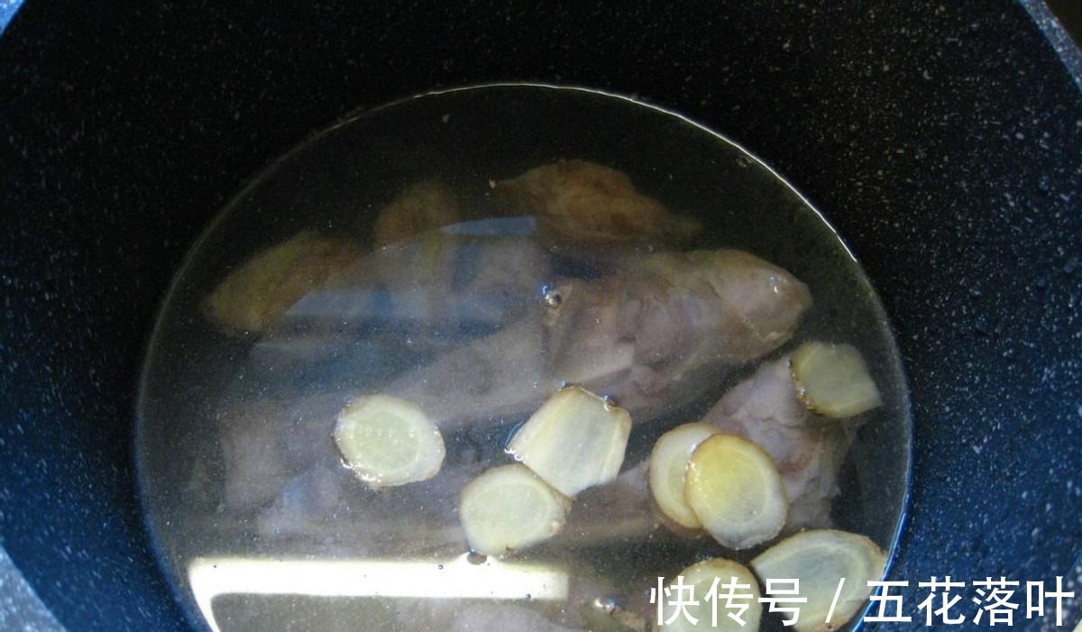 清炖羊肉，汤浓而鲜，肉烂不腻，秋冬进补还得吃羊肉！